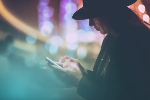 ক্যাসিনো চিপে ঘেরা এক আত্মবিশ্বাসী ডিলার খেলোয়াড়দের DBKK অ্যাকাউন্টে লগইন করতে আহ্বান করছেন—যা দ্রুত ও সহজ লগইন সুবিধাকে উপস্থাপন করে।